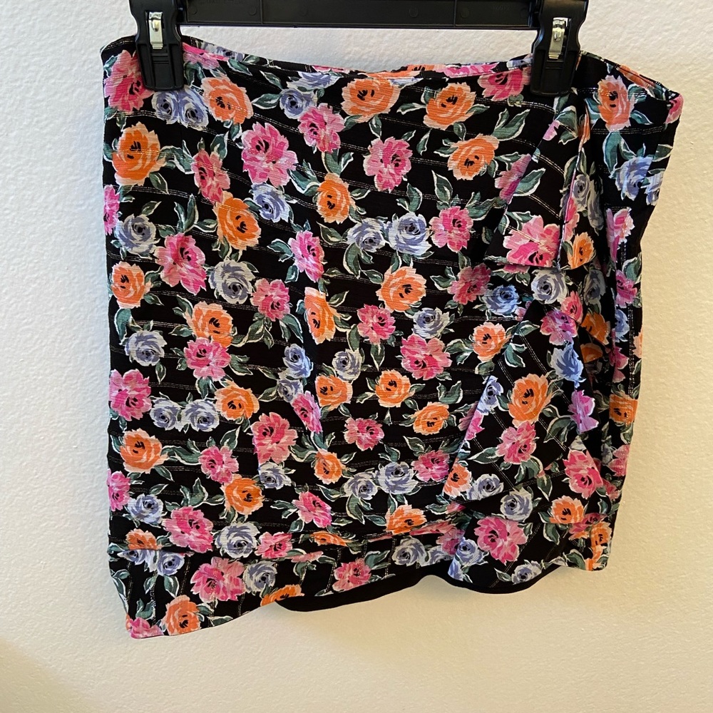 Floral ruffle skirt, garage size L